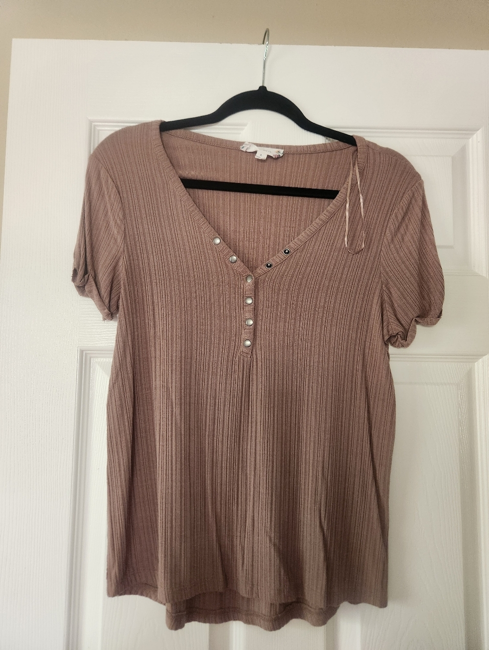 Pink Rose Ribbed V-Neck Short Sleeve Top in Mauve